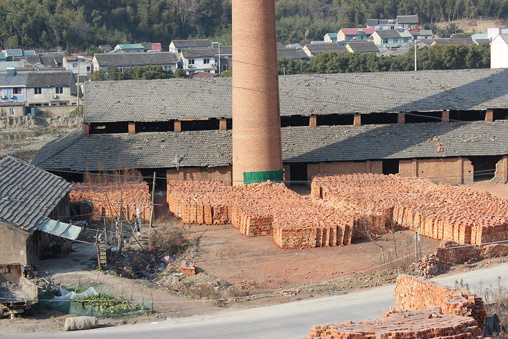 宁波市鄞州瞻岐镇南一砖瓦厂一砖结构烟囱控制爆破拆除工程