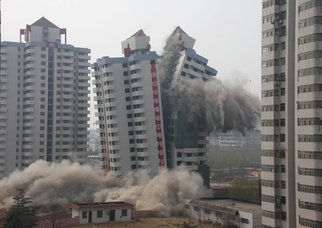 山东泰安华易青年城64米高楼A级爆破拆除工程